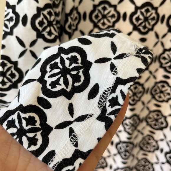 Talbots Sz M Stretch Geometric Black White Elbow Sleeve Blouse Top Shirt - Picture 5 of 9